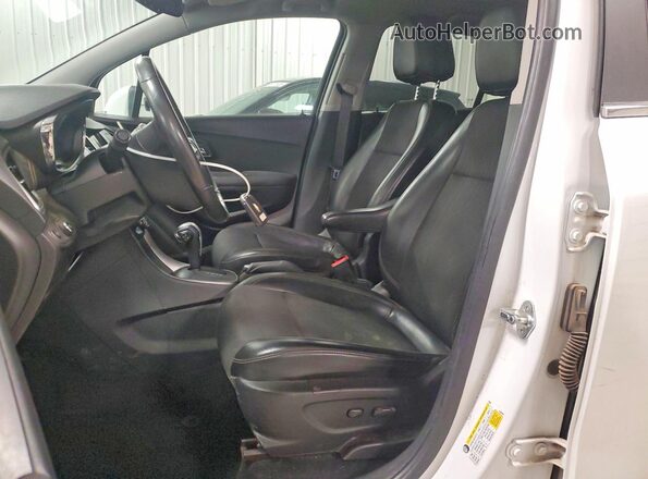 KL7CJPSB8JB614525 2018 CHEVROLET TRAX Белый Вид салона спереди