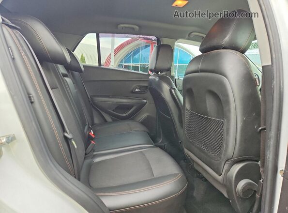 KL7CJPSB8JB671890 2018 CHEVROLET TRAX Белый Вид задней части салона
