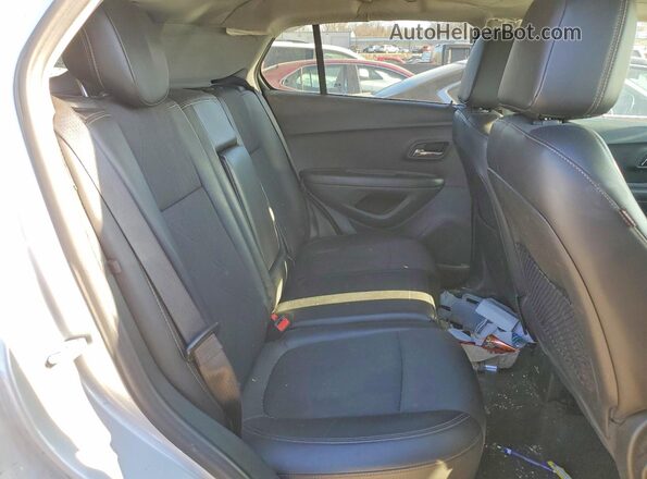 KL7CJPSM7MB364295 2021 CHEVROLET TRAX Серебряный Вид задней части салона