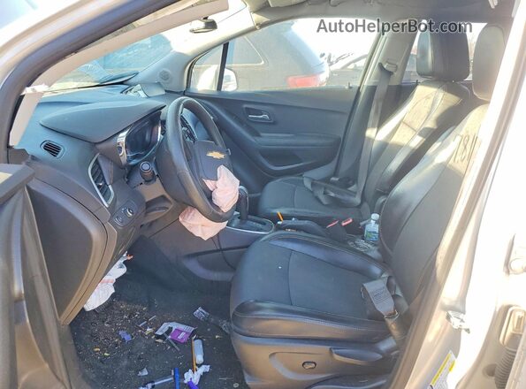 KL7CJPSM7MB364295 2021 CHEVROLET TRAX Серебряный Вид салона спереди
