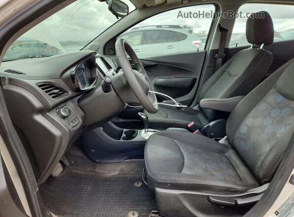 KL8CB6SA8HC819521 2017 CHEVROLET SPARK Бежевый Вид салона спереди