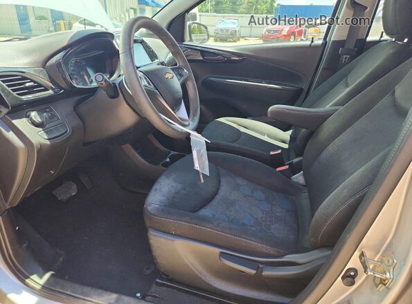KL8CD6SA6JC452635 2018 CHEVROLET SPARK Silver Вид салону спереду