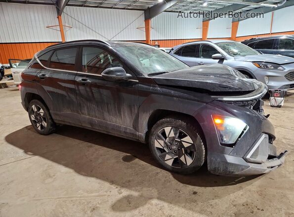 KM8HCCAB8RU038525 2024 HYUNDAI KONA Black Przód prawy