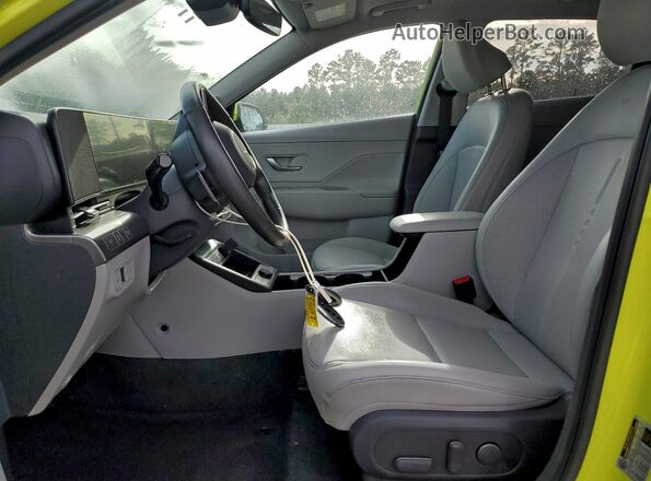 KM8HECA36RU025582 2024 HYUNDAI KONA Зеленый Вид салона спереди