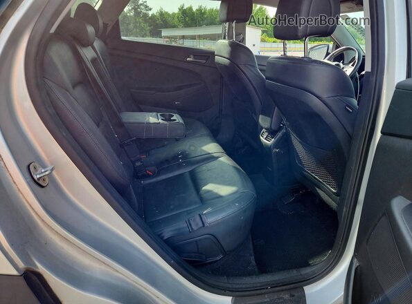 KM8J33A42JU633006 2018 HYUNDAI TUCSON Серебряный Вид задней части салона