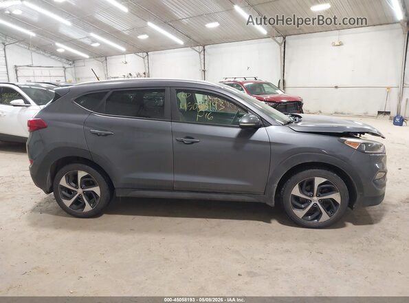 KM8J3CA27GU226502 2016 HYUNDAI TUCSON Серый Вид задней части салона