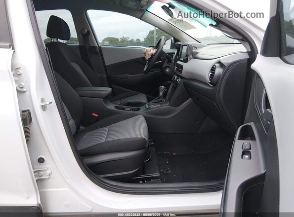KM8K12AA8LU407632 2020 HYUNDAI KONA Белый Вид салона спереди