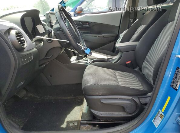 KM8K22AA9LU481283 2020 HYUNDAI KONA Синий Вид салона спереди