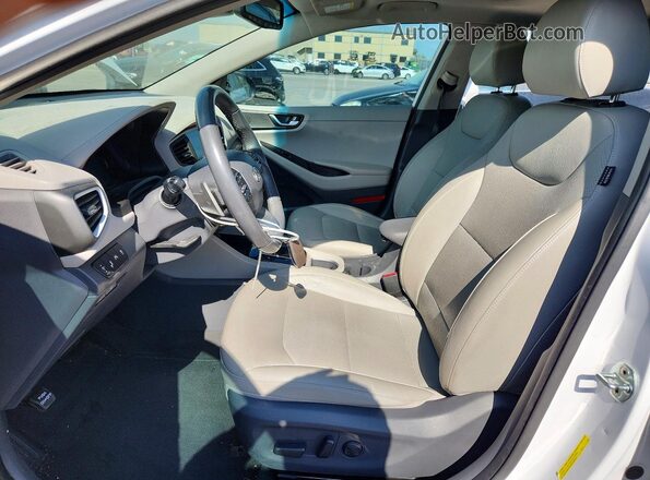 KMHC05LC2KU144057 2019 HYUNDAI IONIQ Белый Вид салона спереди