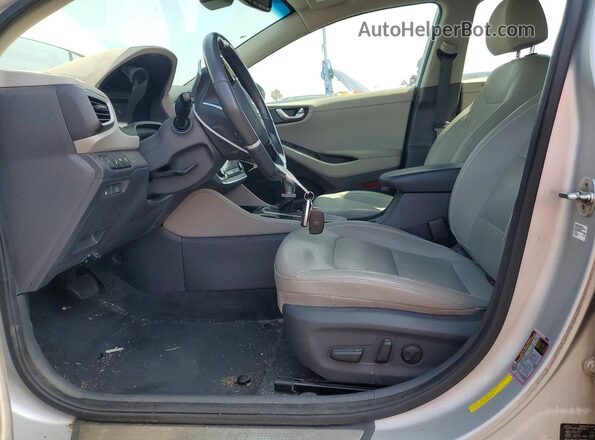 KMHC05LC7JU063540 2018 HYUNDAI IONIQ Серебряный Вид салона спереди