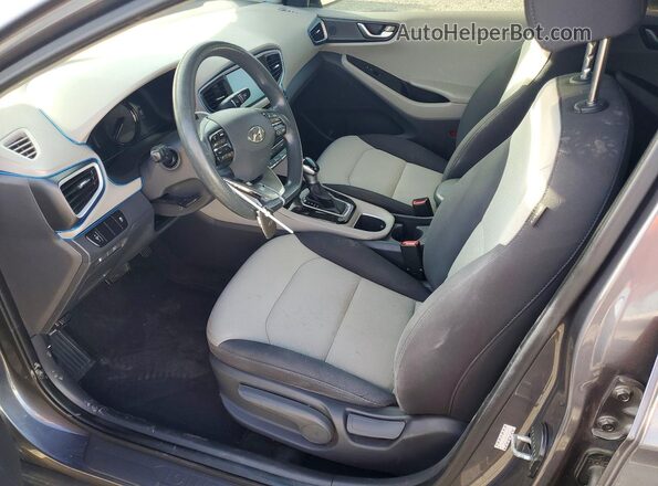 KMHC65LC2HU024573 2017 HYUNDAI IONIQ Угольный Вид салона спереди