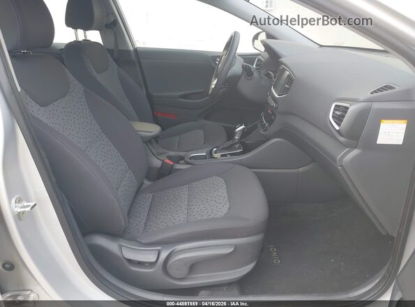 KMHC65LC4JU075644 2018 HYUNDAI IONIQ HYBRID Silver Widok wnętrza z przodu