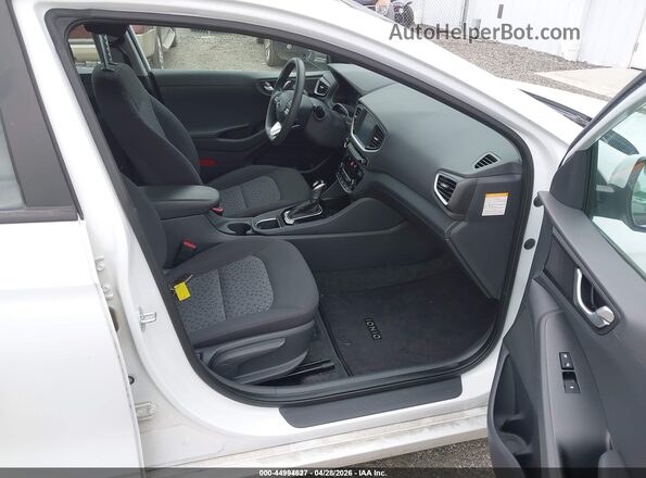 KMHC65LC6JU076214 2018 HYUNDAI IONIQ HYBRID White Widok wnętrza z przodu