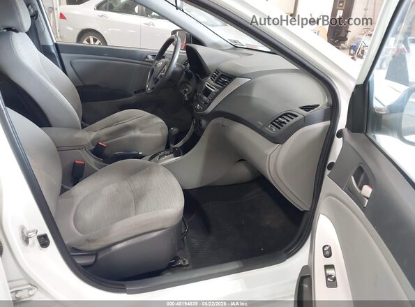 KMHCT4AE5GU074390 2016 HYUNDAI ACCENT White Widok wnętrza z przodu