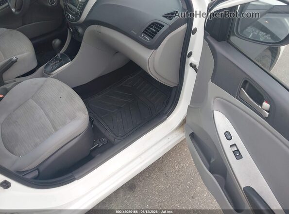 KMHCT4AE7HU296527 2017 HYUNDAI ACCENT White Vista interior delantera