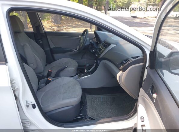 KMHCT4AE9GU979246 2016 HYUNDAI ACCENT Белый Вид салона спереди