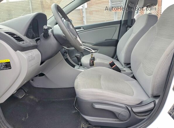 KMHCT5AE0HU351342 2017 HYUNDAI ACCENT Белый Вид салона спереди