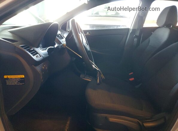 KMHCT5AE7HU325904 2017 HYUNDAI ACCENT Серебряный Вид салона спереди