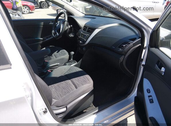 KMHCT5AE7HU344632 2017 HYUNDAI ACCENT Серебряный Вид салона спереди