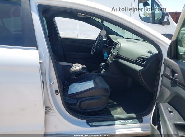 KMHD04LB3KU860777 2019 HYUNDAI ELANTRA Белый Вид салона спереди