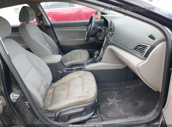 KMHD74LF4HU118363 2017 HYUNDAI ELANTRA Black Вид салону спереду