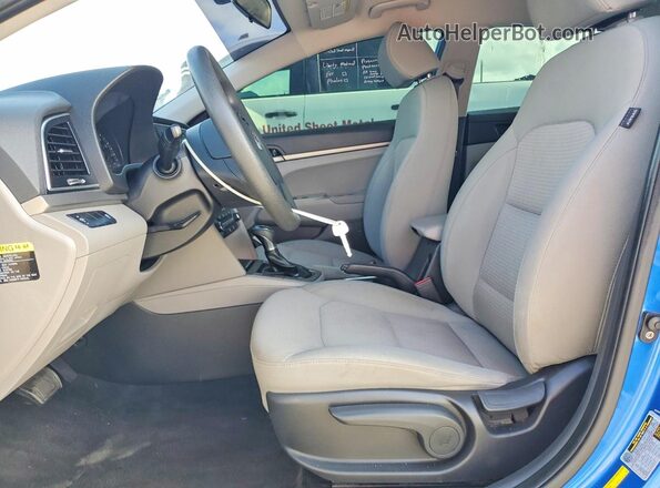 KMHD74LF7HU075041 2017 HYUNDAI ELANTRA Синий Вид салона спереди
