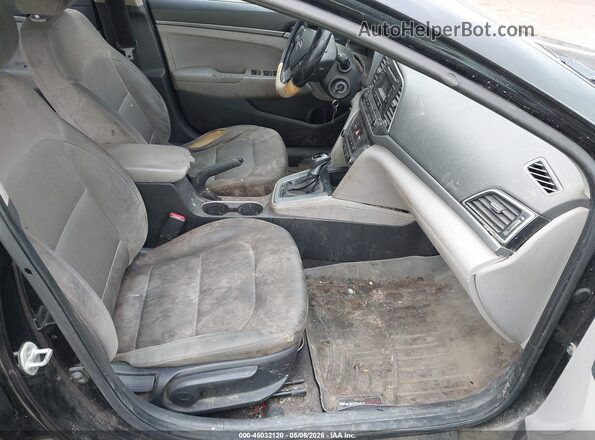KMHD74LF8HU394836 2017 HYUNDAI ELANTRA Черный Вид салона спереди
