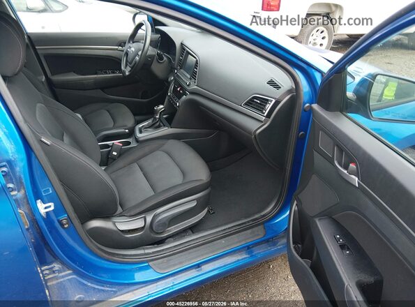 KMHD84LF1HU246735 2017 HYUNDAI ELANTRA Синий Вид салона спереди