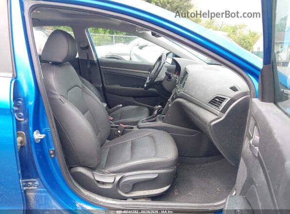 KMHD84LF8HU283068 2017 HYUNDAI ELANTRA Синий Вид салона спереди