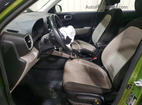 KMHRC8A34PU228832 2023 HYUNDAI VENUE Зеленый Вид салона спереди