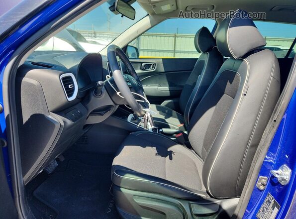KMHRC8A38RU294447 2024 HYUNDAI VENUE Синий Вид салона спереди