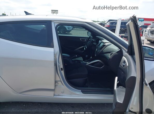 KMHTC6AD5HU314767 2017 HYUNDAI VELOSTER Silver Widok wnętrza z przodu