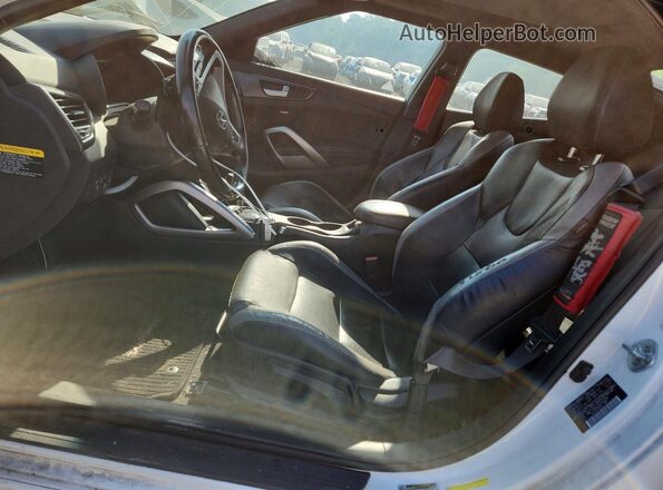 KMHTC6AE2GU302454 2016 HYUNDAI VELOSTER Белый Вид салона спереди
