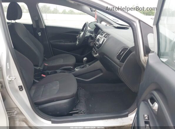 KNADM4A30H6024973 2017 KIA RIO Серебряный Вид салона спереди