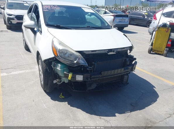 KNADM4A3XG6541051 2016 KIA RIO Белый Вид спереди