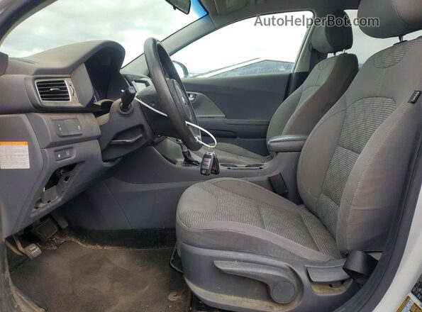 KNDCB3LC0H5044920 2017 KIA NIRO Серебряный Вид салона спереди