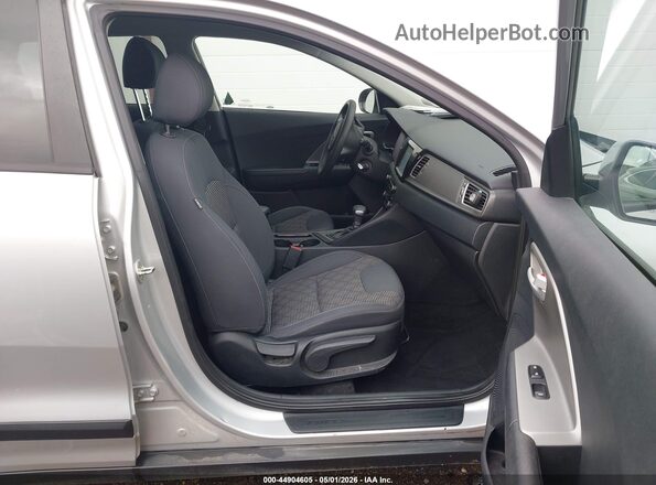 KNDCB3LC0J5142948 2018 KIA NIRO Серебряный Вид салона спереди