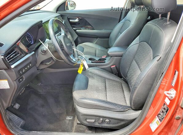 KNDCB3LC0N5528159 2022 KIA NIRO Темно-бордовый Вид салона спереди