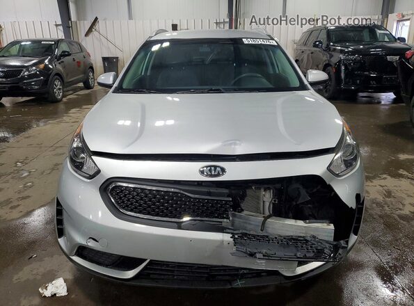 KNDCB3LC7H5055252 2017 KIA NIRO Серебряный Вид спереди
