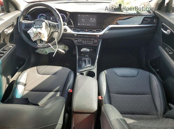 KNDCB3LC8N5512081 2022 KIA NIRO Красный Вид панели приборов