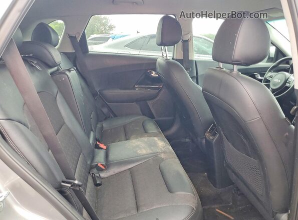 KNDCD3LD8N5497620 2022 KIA NIRO Gray Vista interior trasera