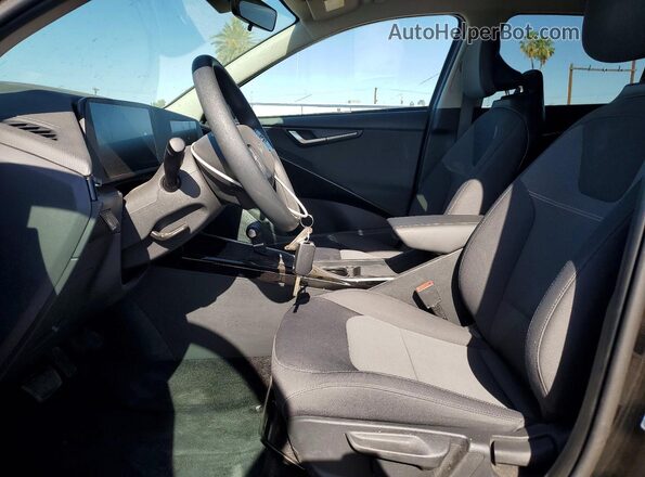 KNDCP3LE1T5330867 2026 KIA NIRO Black Front interior view