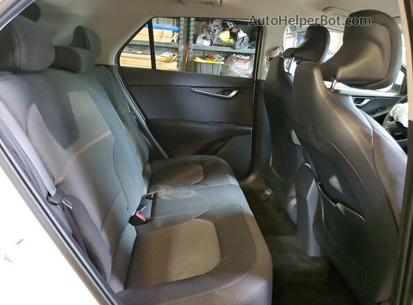 KNDCP3LE5T5347834 2026 KIA NIRO White Widok wnętrza z tyłu
