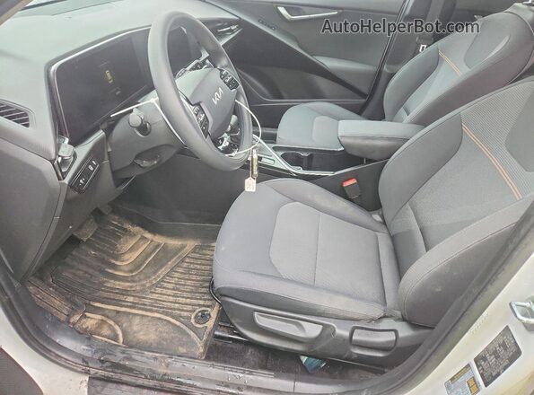 KNDCP3LE6R5146629 2024 KIA NIRO White Widok wnętrza z przodu