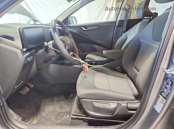 KNDCP3LE6T5320366 2026 KIA NIRO Gray Front interior view