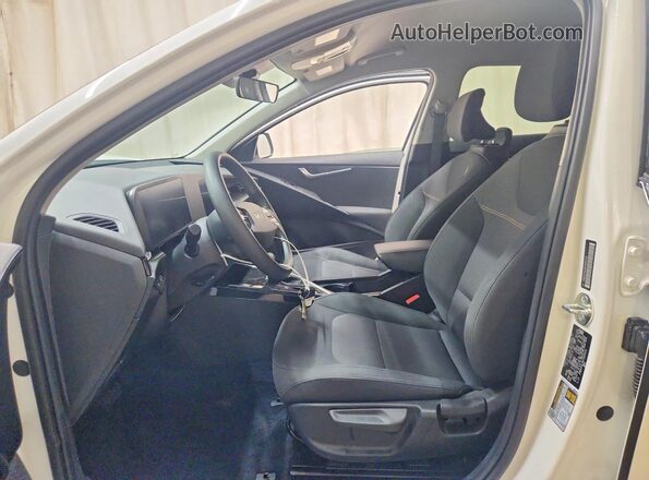 KNDCP3LE8T5323141 2026 KIA NIRO White Widok wnętrza z przodu