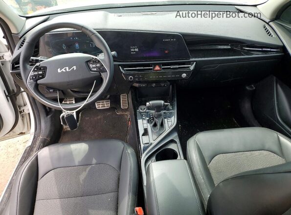 KNDCR3LE1P5101802 2023 KIA NIRO Белый Вид панели приборов