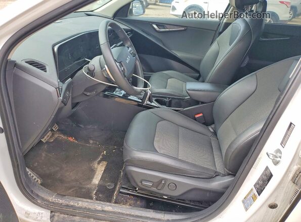 KNDCR3LE1P5101802 2023 KIA NIRO Белый Вид салона спереди