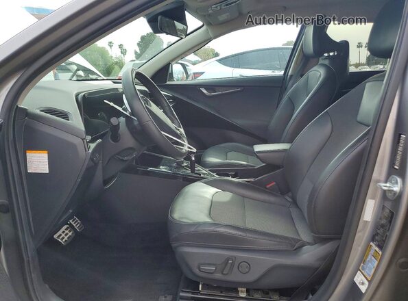 KNDCR3LE2P5030979 2023 KIA NIRO Серебряный Вид салона спереди