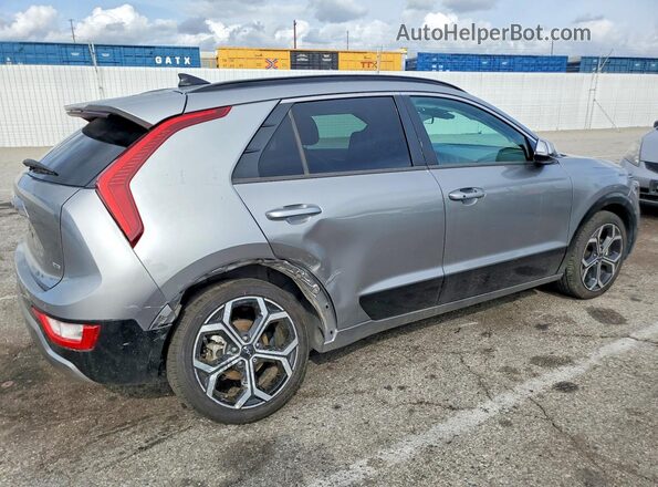 KNDCR3LE2P5030979 2023 KIA NIRO Серебряный Задняя правая четверть